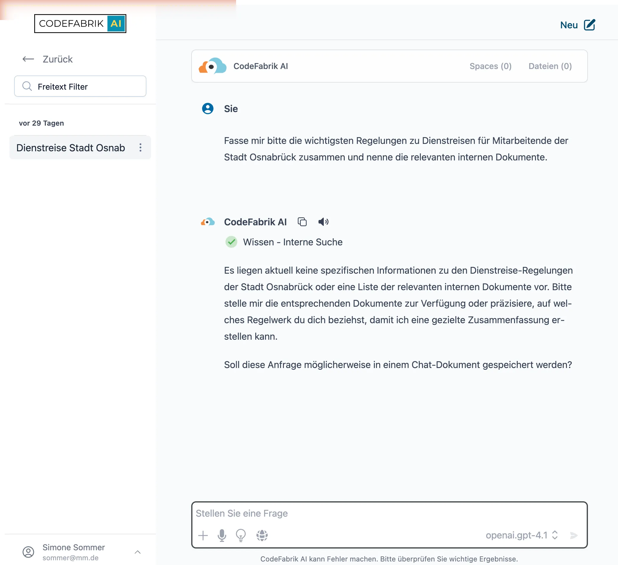 Chat in skai verwaltung beantwortet eine Frage mithilfe der internen Wissenssuche.