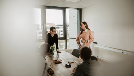 Vier Personen bei einer Besprechung